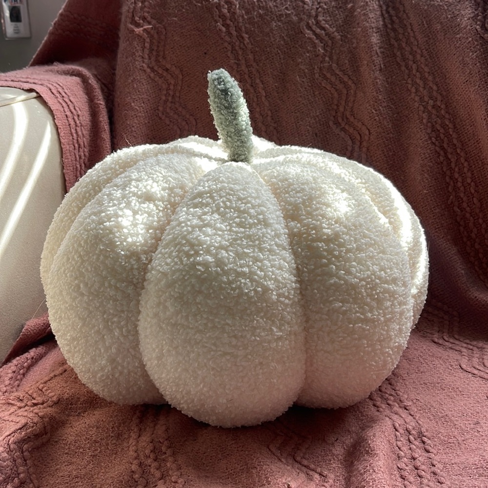 White pumpkin pillow (16”)